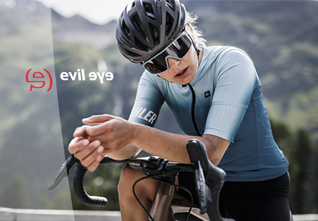 EvilEye-urheiluaurinkolasit naispyöräilijällä